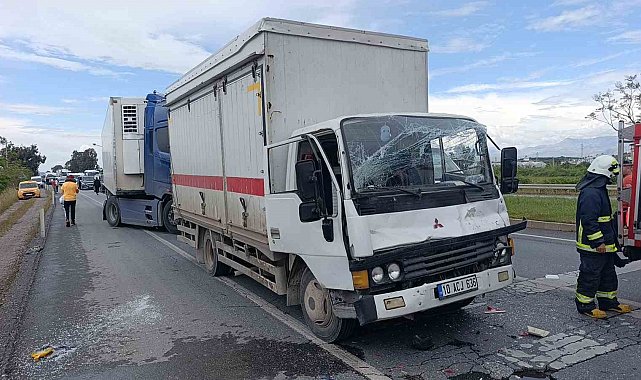 Kamyon, kırmızı ışıkta bekleyen tıra çarptı: 2 yaralı