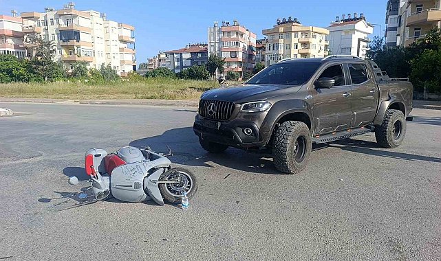 Kamyonet ile motosiklet çarpıştı: 1 yaralı
