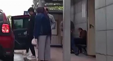 Kamyonetin altında kaldılar, yürüyerek taburcu oldular