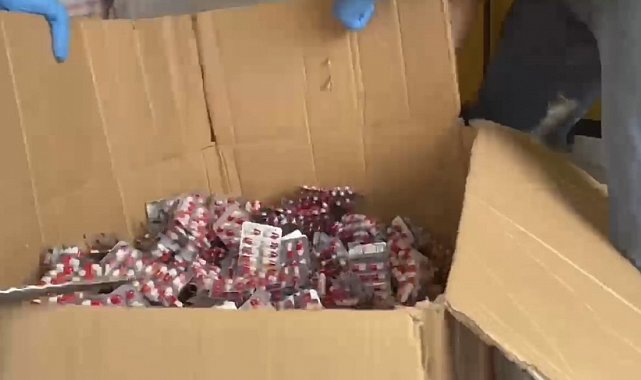 Kamyonetin kasasından 300 bin sentetik ecza hap ele geçirildi