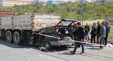 Kamyonun altına giren otomobildeki anne öldü, oğlu ağır yaralandı