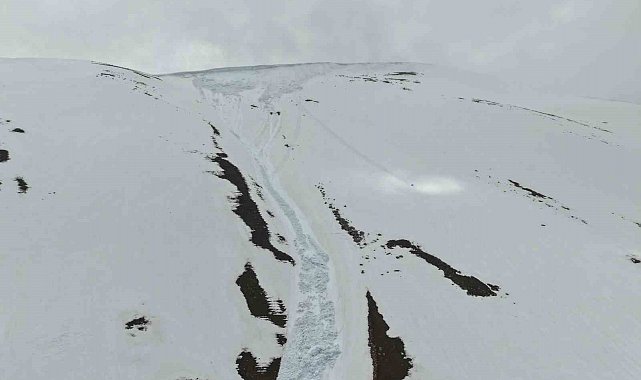 Kandilli Sıra Dağları'ndaki çığın izleri havadan görüntülendi