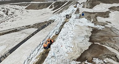 Kar kalınlığının 7 metreyi bulduğu Nemrut yolunda çalışma başlatıldı