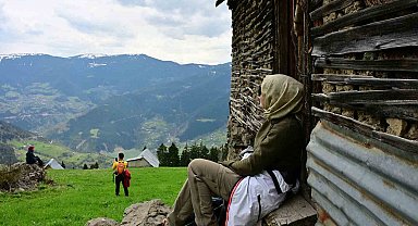Kar kütlelerinden bahar çiçeklerine yürüdüler