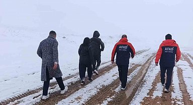 Kar sebebiyle mahsur kalan vatandaşlar ekipleri seferber etti