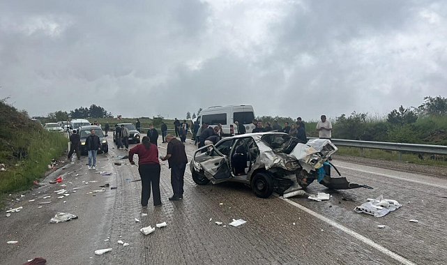 Karabük-Eflani karayolunda otomobil ile servis otobüsü çarpıştı: 6 yaralı