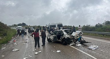 Karabük-Eflani karayolunda otomobil ile servis otobüsü çarpıştı: 6 yaralı