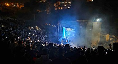 Karadeniz Ereğli'de Wegh rüzgarı; gençler konserde coştu