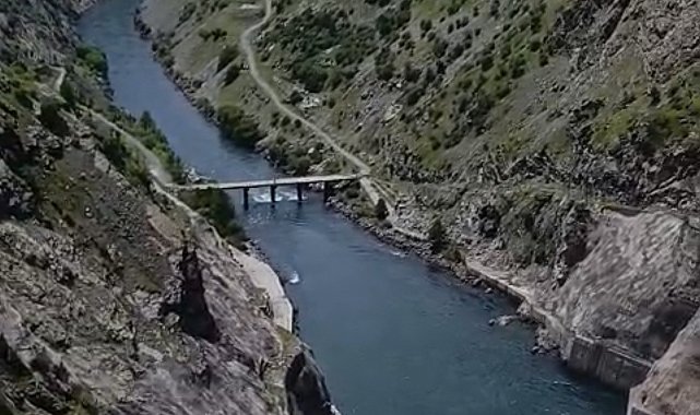 Karakaya Barajında su tahliyesi nedeni ile köprü trafiğe kapatıldı