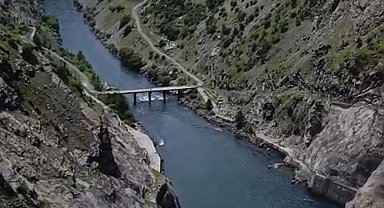 Karakaya Barajında su tahliyesi nedeni ile köprü trafiğe kapatıldı