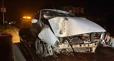 Karaman'da otomobil aydınlatma direğini devirdi: 1 yaralı