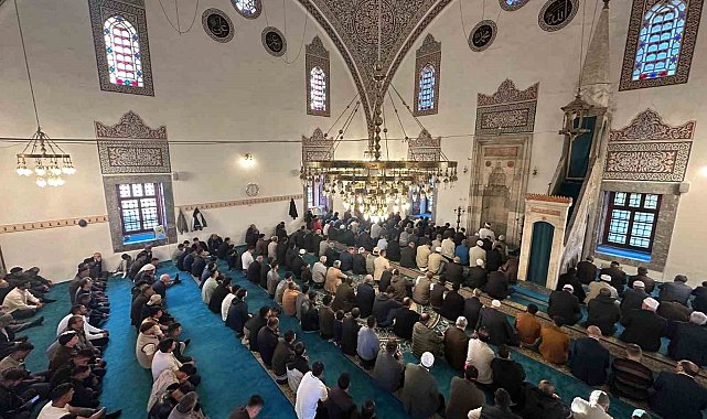 Karapınar'da bayram namazında vatandaşlar camilere akın etti