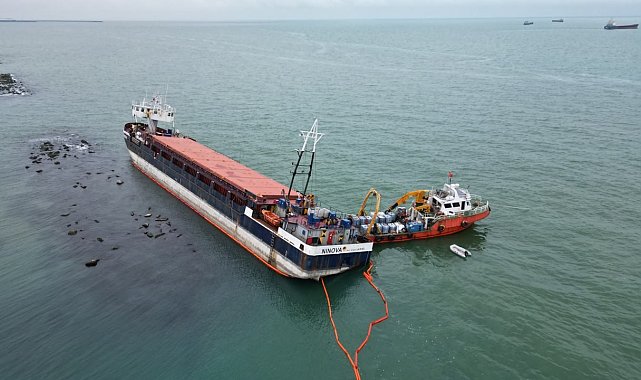 Karasu'da karaya oturan NINOVA gemisinde temizlik çalışmaları sürüyor