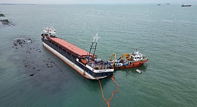 Karasu'da karaya oturan NINOVA gemisinde temizlik çalışmaları sürüyor