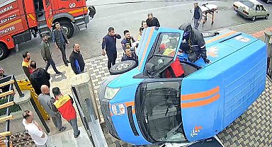 Kargo aracı otomobilin üzerine devrildi, yardıma motokurye koştu