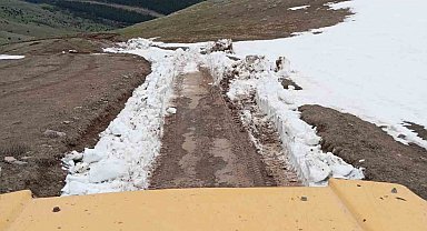 Karla kaplanan yayla yolunu belediye ekipleri açtı