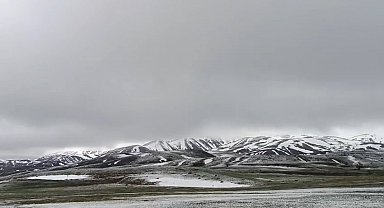 Karlıova'nın yüksek kesimlerine kar yağdı