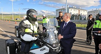 Kars Valisi Ziya Polat'tan bayram mesaisindeki polis ekiplerine ziyaret