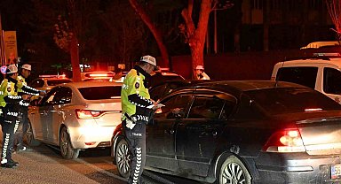 Kars'ta Bayram trafiğinde sıkı denetim: "Bir kural, Bir hayat kurtarır"