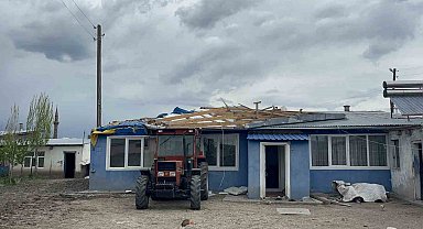 Kars'ta fırtına hayatı olumsuz etkiledi: Çatılar uçtu, güneş panelleri savruldu