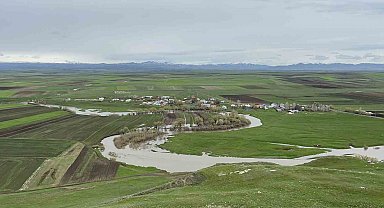 Kars'ta Karahan Çayı 30 yılın rekorunu kırdı: Kalkankale'de ekili araziler sular altında