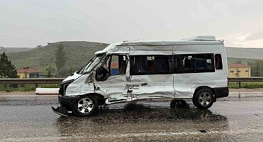 Karşı şeride geçti, 10 kişinin bulunduğu minibüsle çarpıştı: 11 yaralı