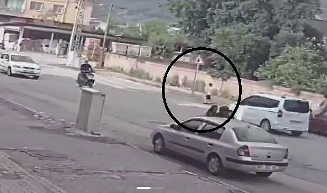 Karşıya geçmeye çalışan dalgın çocuk araca çarptı
