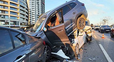 Kartal'da 4 aracın karıştığı zincirleme kaza: 5 yaralı