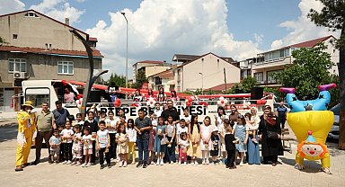 Kartepe'de gezici eğlence otobüsü çocuklara bayram coşkusu yaşatıyor
