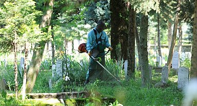 Kartepe'de mezarlık ve yeşil alanlar Kurban Bayramı'na hazırlanıyor