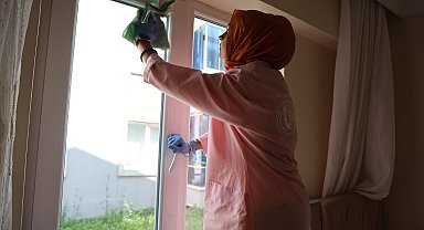 Kartepe'de "Alo Evlat" ekipleri yaşlıları bayrama hazırlıyor