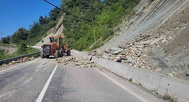Kastamonu'da heyelan nedeniyle kara yolu ulaşıma kapandı
