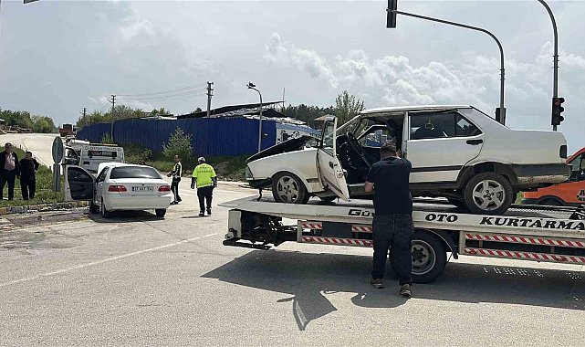 Kastamonu'da iki otomobil kavşak içerisinde çarpıştı: 8 yaralı