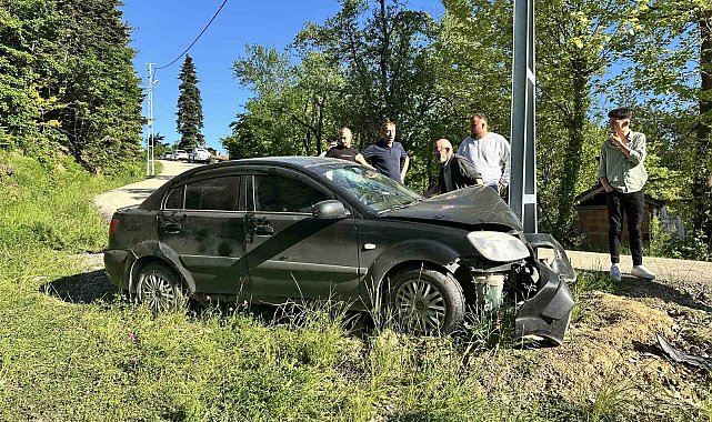 Kastamonu'da otomobil direğe çarptı: 3 yaralı