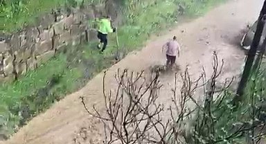 Kavak'ta etkili olan yağışlar yolları dereye çevirdi