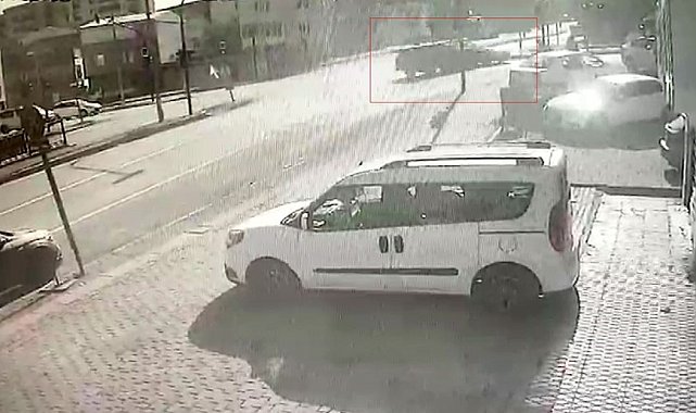 Kavşakta kırmızı ışık kazası kamerada