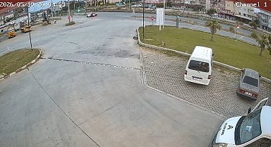 Kavşakta otomobile çarpan motosikletteki 2 kişi yaralandı