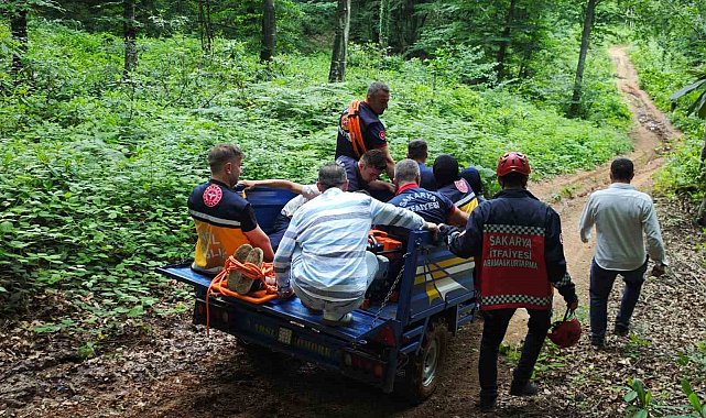 Kayalıklara sıkışan motosikletliye patpatlı kurtarma operasyonu