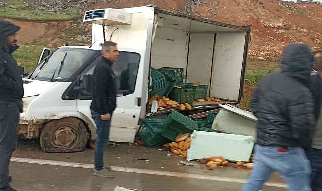 Kaygan yolda kamyonetin lastiği patlayınca ekmekler yola savruldu