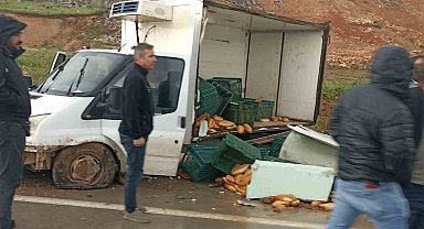 Kaygan yolda kamyonetin lastiği patlayınca ekmekler yola savruldu