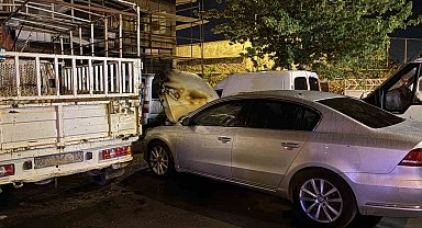 Kayseri'de yolda arızalanan otomobil sanayide alev aldı