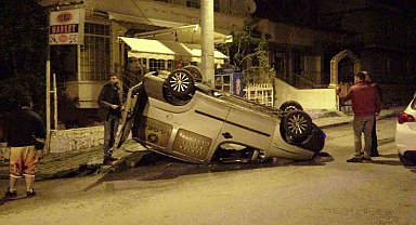 Kaza sonrası ters dönen araçtan sızan akaryakıt paniğe neden oldu