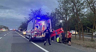 Kaza sonrası trafik güvenliğini sağlayan polise otomobil çarptı