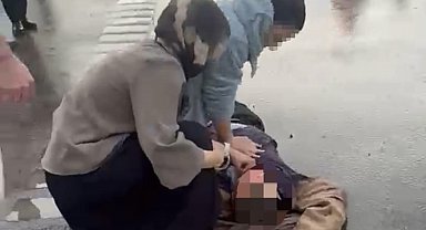 Kaza yapanlara yardım etmek isterken otomobilin çarptığı yaya hayatını kaybetti