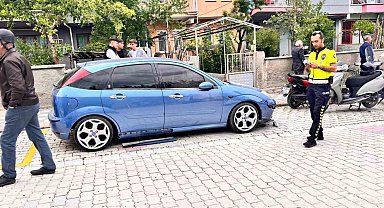 Kediden kaçarken park halindeki otomobile çarptılar
