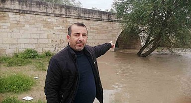 Kelkit Çayı'nın debisi yükseldi, 8 asırlık köprünün ayakları sular altında kaldı