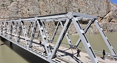 Kemaliye'de Şırzi Köprüsü akşam turizmine hazırlanıyor