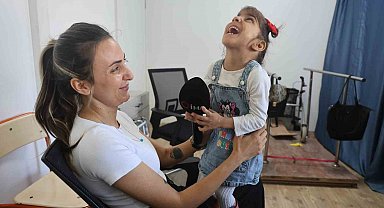 Kendi ayakları üzerinde durmayı başaran serebral palsi hastası Ada Su'nun annesine kendi elleriyle verdiği çiçek yürekleri ısıttı