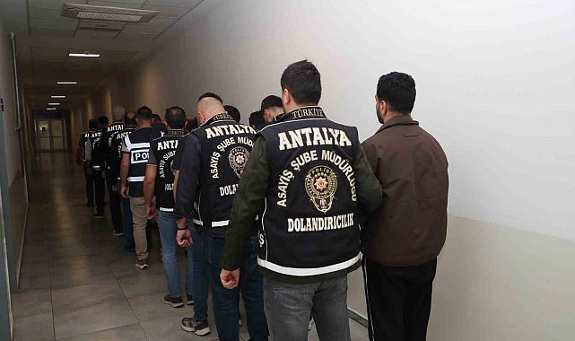 Kendilerini emniyet müdürü olarak tanıtıp 50 milyon TL'lik vurgun yaptılar
