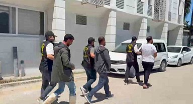 Kendilerini polis olarak tanıtıp vatandaşları dolandırdılar